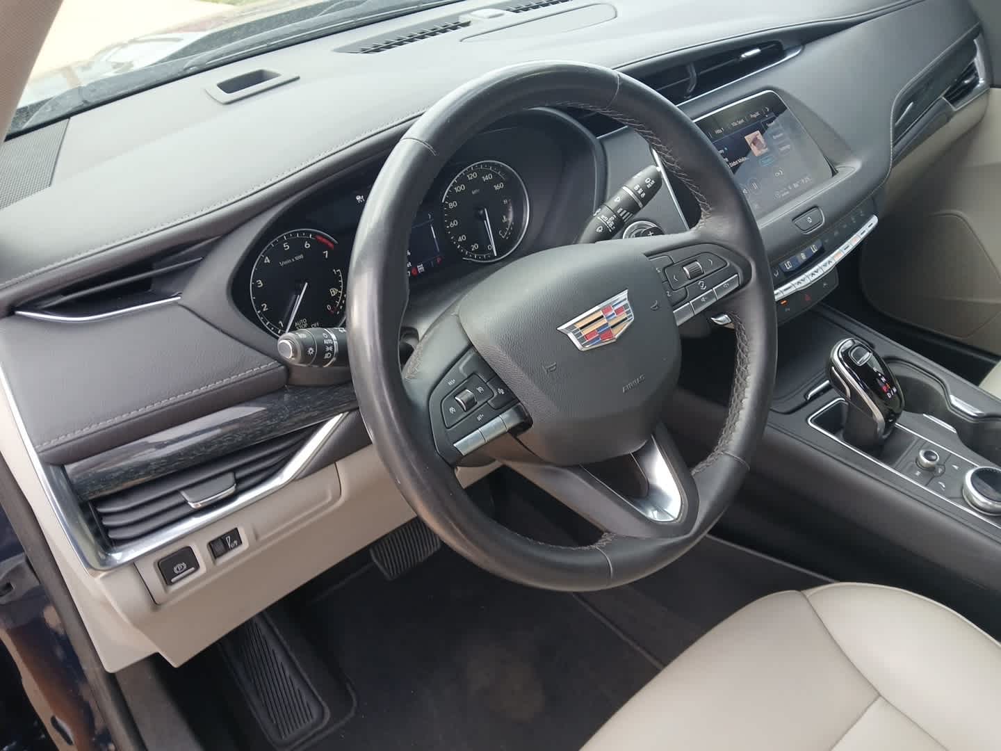 2022 Cadillac XT4 Premium Luxury