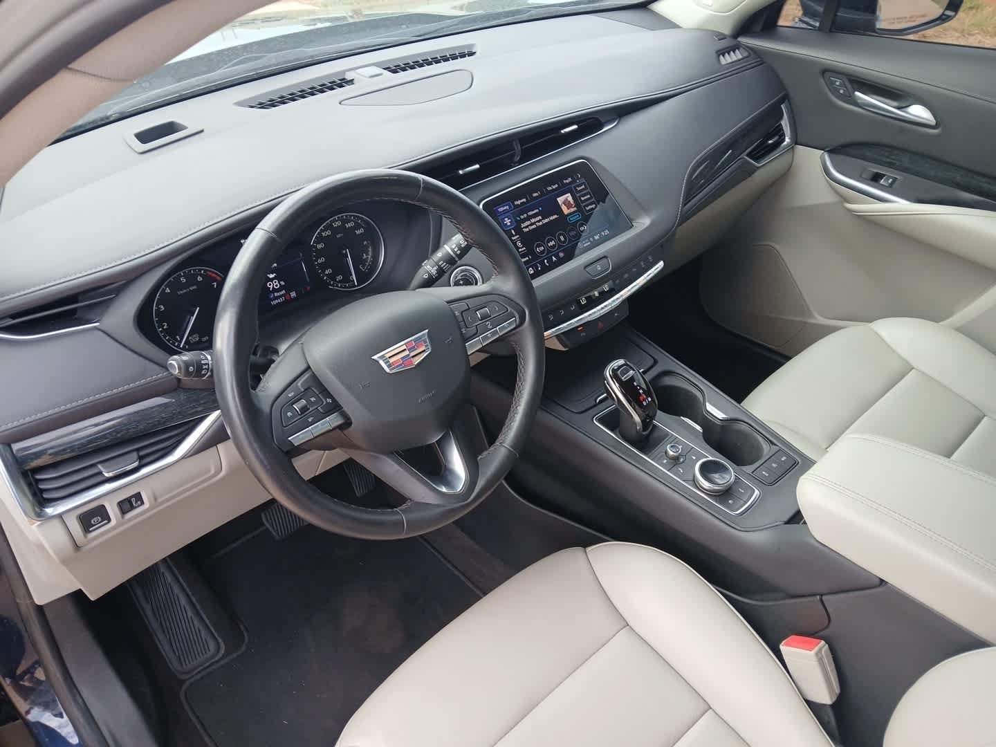 2022 Cadillac XT4 Premium Luxury