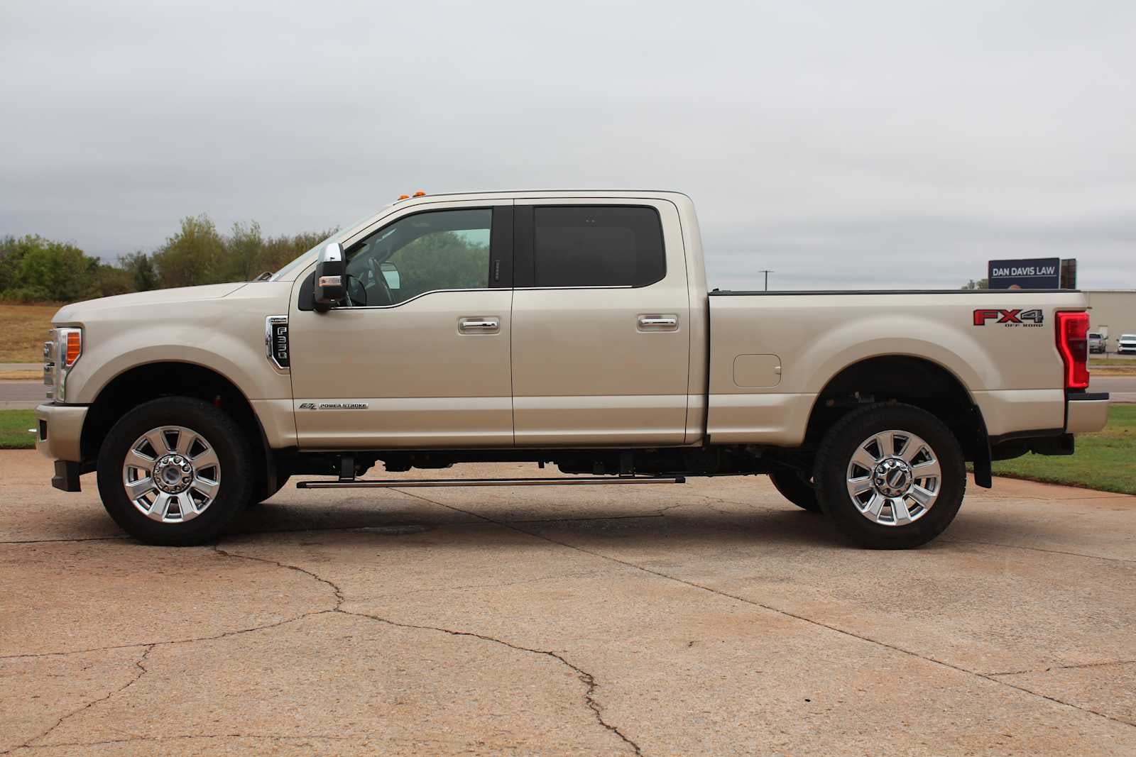 2017 Ford Super Duty F-350 SRW Pickup Platinum